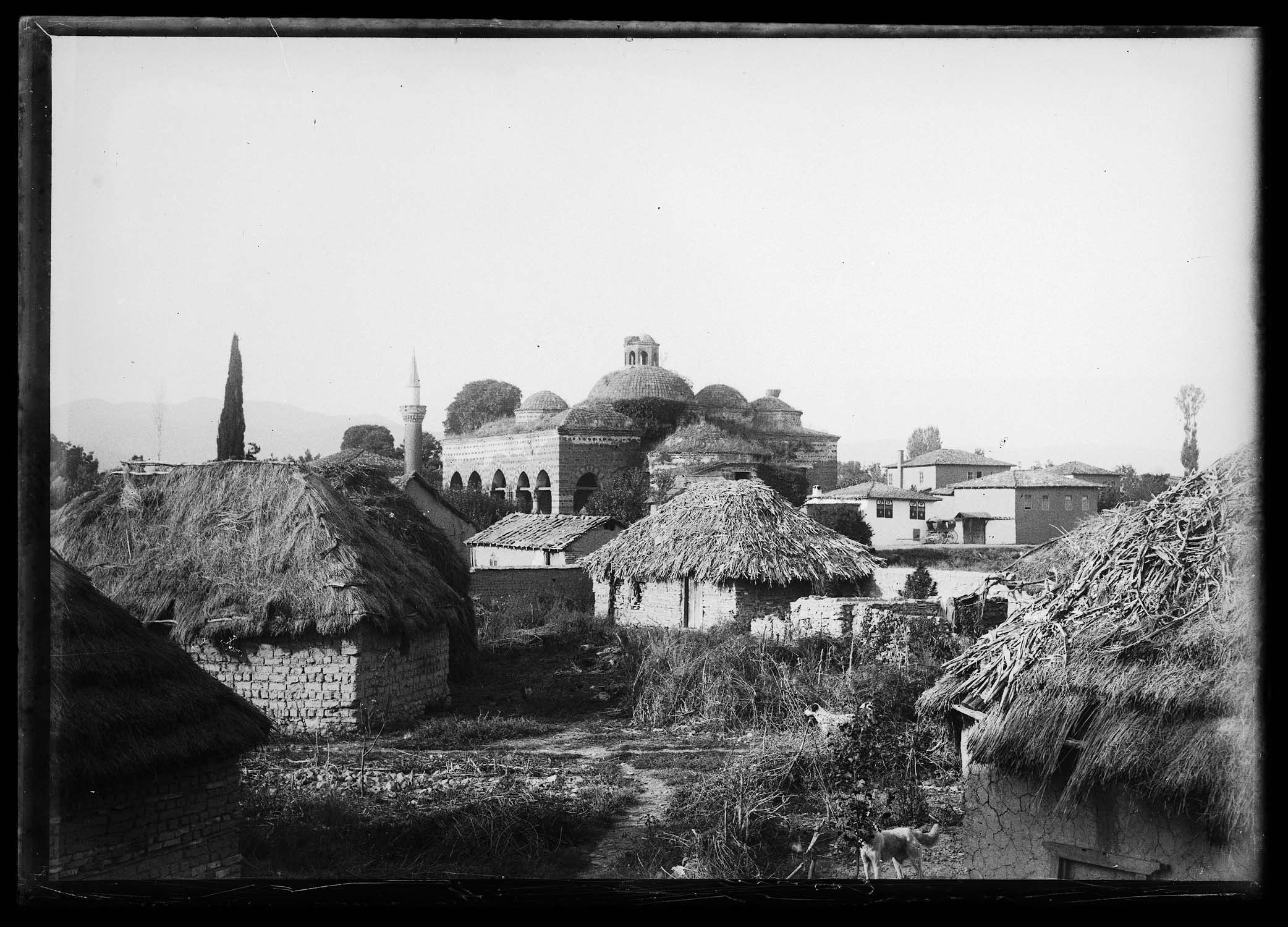 Vue à distance d'une mosquée de la ville